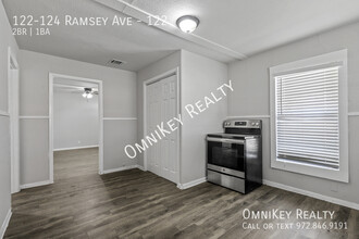 122-124 Ramsey Ave in Cleburne, TX - Foto de edificio - Building Photo