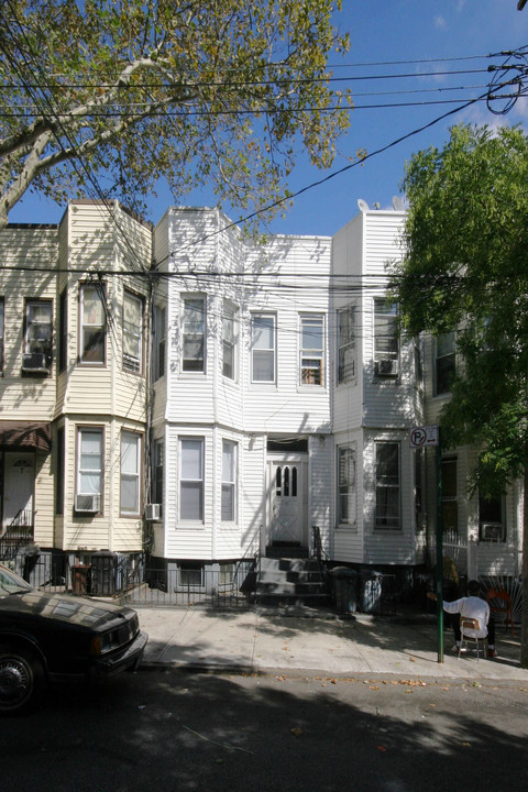 9 Grant Ave in Brooklyn, NY - Building Photo