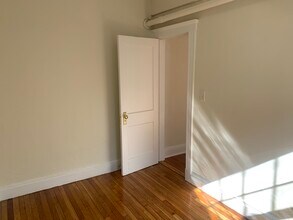 1626 Comm.Ave Unit 12, Unit 12 in Boston, MA - Foto de edificio - Building Photo