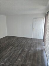 1402 E Desert Inn Rd in Las Vegas, NV - Foto de edificio - Building Photo