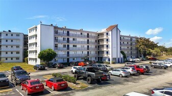 8740 N Sherman Cir in Miramar, FL - Building Photo