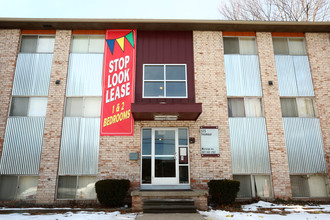 Seymour Manor Apartments in Lansing, MI - Foto de edificio - Building Photo