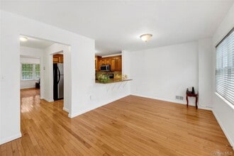 752 Pelham Rd in New Rochelle, NY - Building Photo - Building Photo