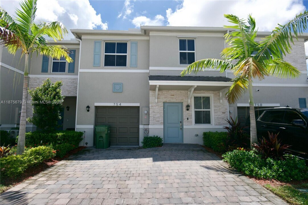 754 SE 16th Ct in Florida City, FL - Building Photo