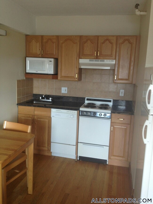 1110 Commonwealth Ave, Unit 511 in Boston, MA - Foto de edificio - Building Photo