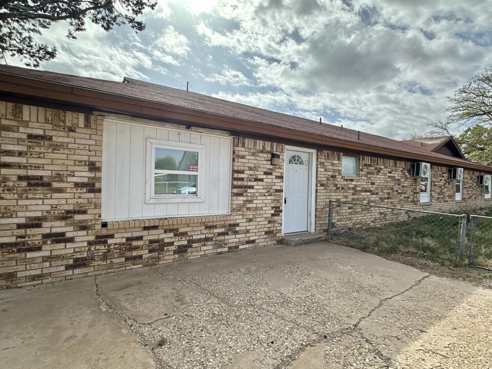 650 S 22nd St in Slaton, TX - Building Photo