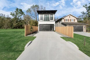 7935 Sunnyhill St in Houston, TX - Building Photo