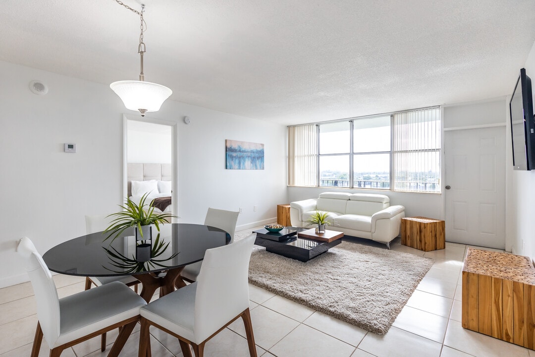Grand Island Square in Miami, FL - Building Photo