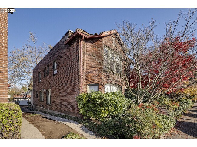 2931 SE Hawthorne Blvd in Portland, OR - Building Photo - Building Photo