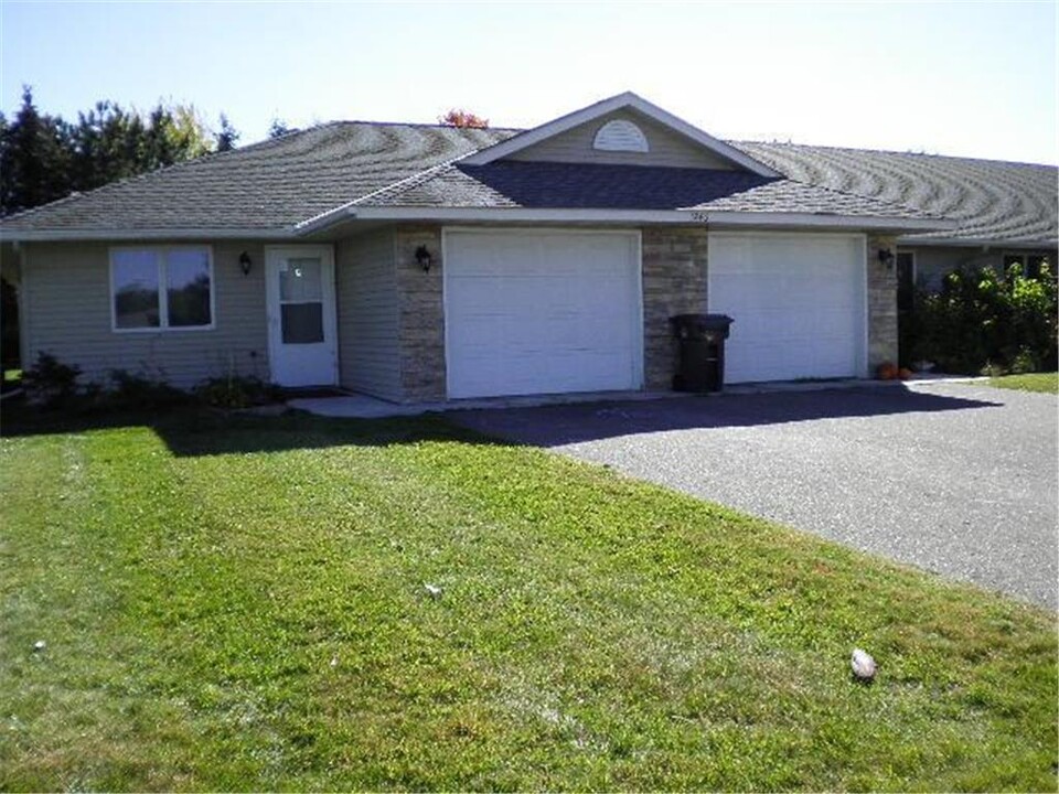 1232 Spruce Ct in New Richmond, WI - Building Photo
