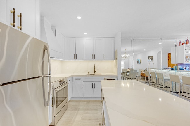 130 Cypress Club Dr in Pompano Beach, FL - Building Photo - Building Photo