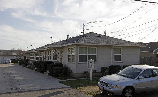 Sunset Gardens in Hayward, CA - Building Photo - Building Photo