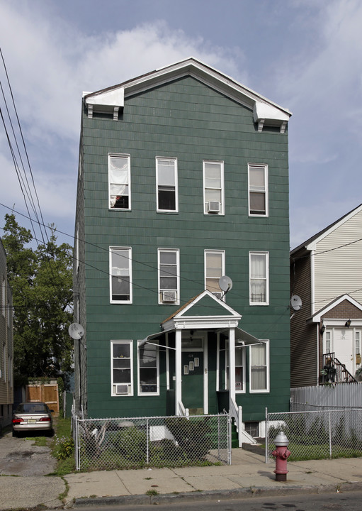 128 Bay View Ave in Jersey City, NJ - Building Photo