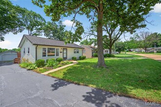 340 Hillcrest Blvd in Ballwin, MO - Building Photo - Building Photo