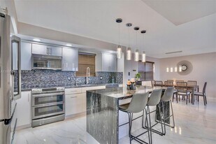 605 Ives Dairy Rd, Unit 305-7 in Miami, FL - Building Photo