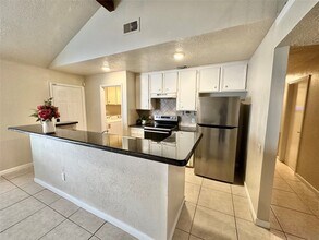 9164 Wilcrest Dr in Houston, TX - Building Photo - Building Photo