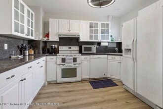 4 Washington Ave-Unit -unit 1-WINTER in Avon By The Sea, NJ - Building Photo - Building Photo