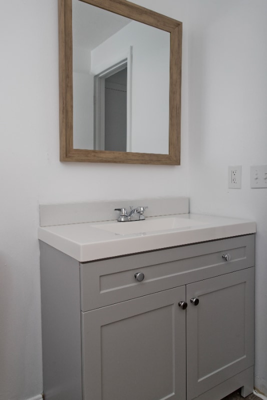 18 Bates St, Unit Second Floor Rear in Westfield, MA - Foto de edificio - Building Photo