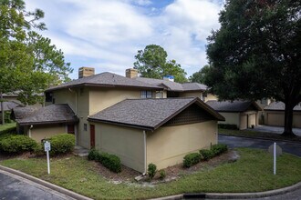 Lake Crest Condominium Association in Jacksonville, FL - Building Photo - Building Photo
