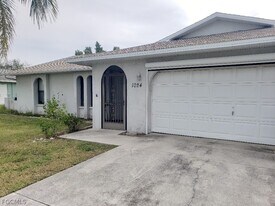 1024 SE 25th Terrace in Cape Coral, FL - Building Photo