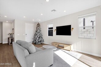 5823 E Rose Garden Ln in Phoenix, AZ - Building Photo - Building Photo