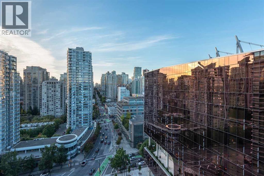 68 Smithe St in Vancouver, BC - Building Photo