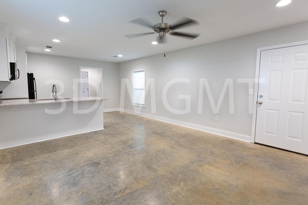102 Mendenhall Ave in Richland, MS - Building Photo