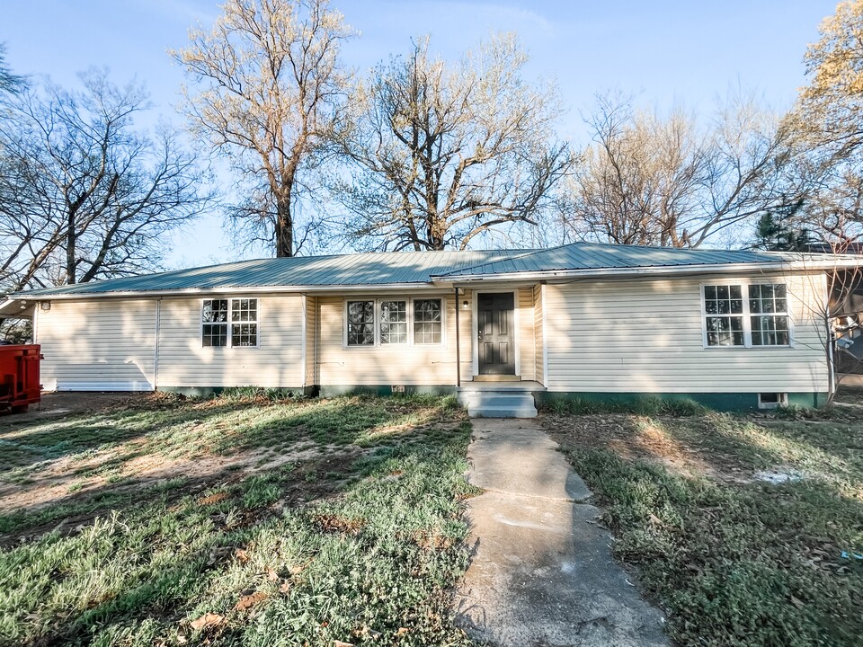 2421 Mt Carmel Rd in Covington, TN - Building Photo