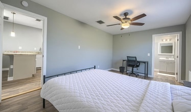 427 E Southcross in San Antonio, TX - Building Photo - Building Photo