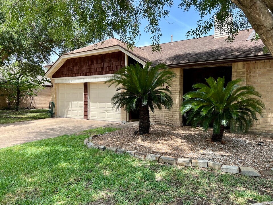 3702 Echo Grove Ln in Houston, TX - Building Photo