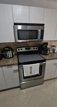 7368 SW 82nd St in Miami, FL - Building Photo - Building Photo