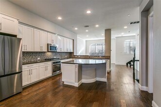 515 W Royal Ln in Irving, TX - Building Photo - Building Photo