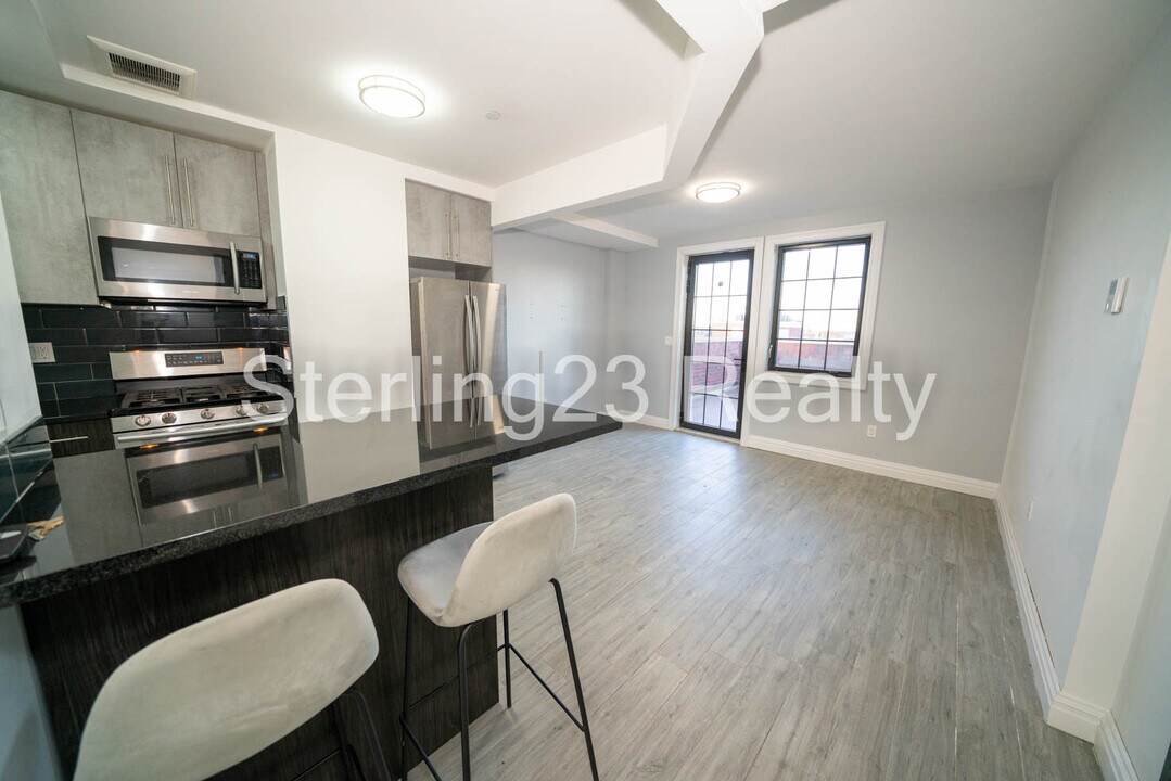 3315 28th Ave in Astoria, NY - Building Photo