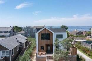 319 Wilmot Rd in Ocean Beach, NY - Building Photo