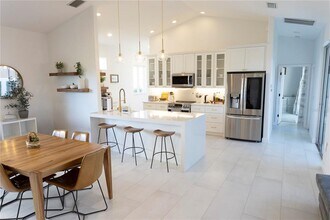 7250 Alicante in Sarasota, FL - Building Photo - Building Photo