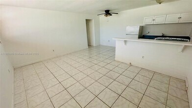 8000 Tatum Waterway Dr in Miami, FL - Building Photo - Building Photo