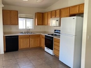 6427 Rusticated Stone Ave in Henderson, NV - Building Photo - Building Photo