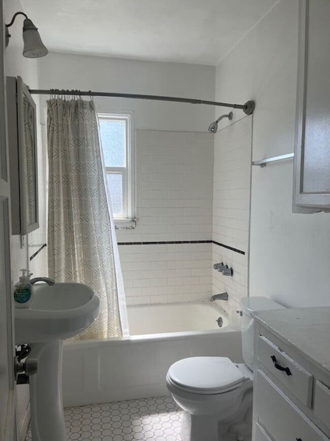 6415 S Van Ness Ave in Los Angeles, CA - Building Photo - Building Photo