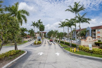 Villa Rustica in Hialeah, FL - Foto de edificio - Building Photo