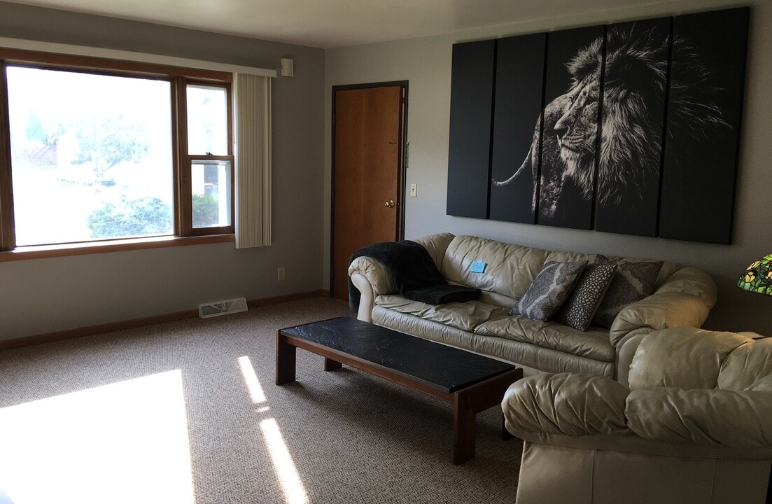 402 Manchester Ln, Unit 402 in Hartland, WI - Building Photo