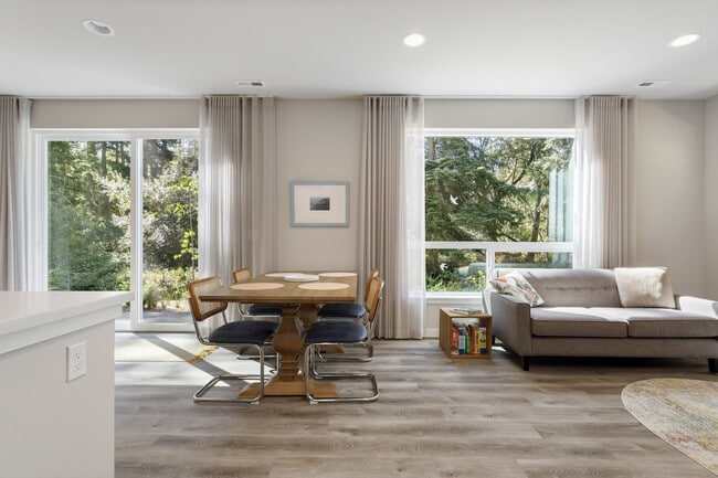 2934 SW Crestwood Dr in Oak Harbor, WA - Building Photo - Building Photo