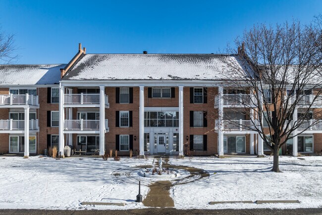 Three Fountains on the Lake in Rolling Meadows, IL - Building Photo - Building Photo