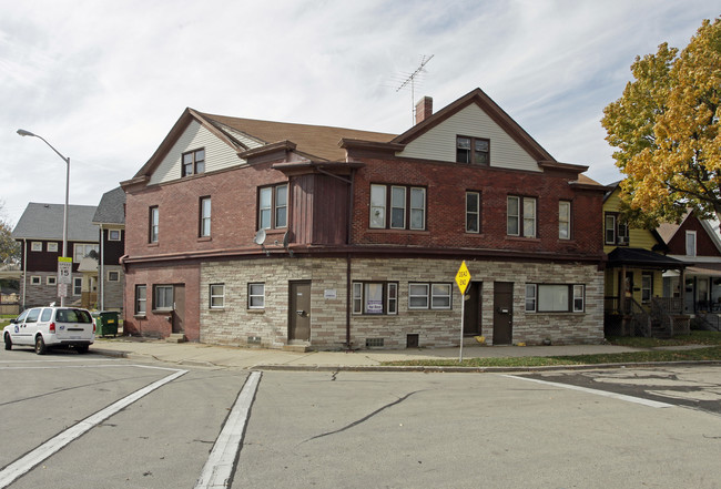 1121 S 46th St in Milwaukee, WI - Foto de edificio - Building Photo