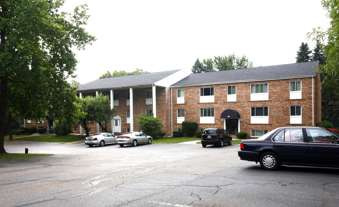 100 Everhard Apartments in North Canton, OH - Foto de edificio