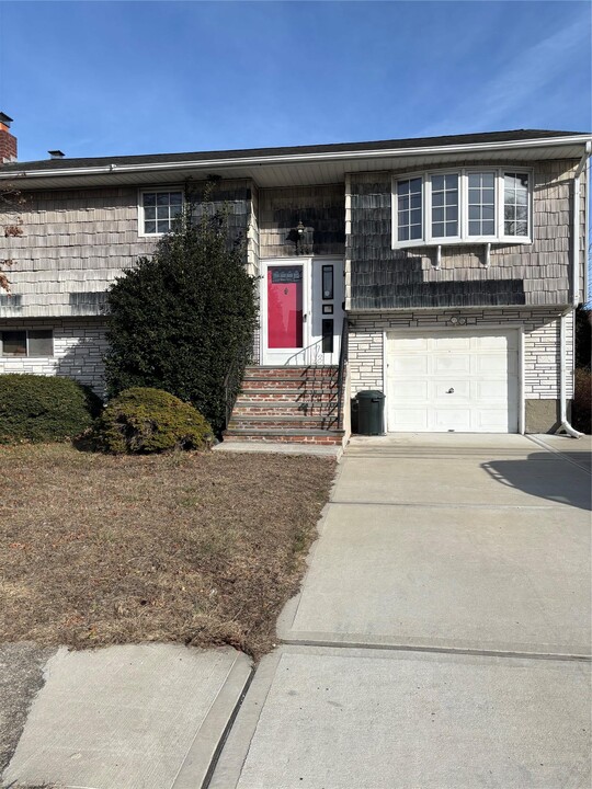 444 S 6th St in Lindenhurst, NY - Building Photo