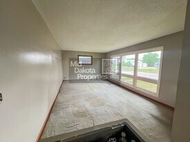 602 E Ash St in Parkston, SD - Building Photo