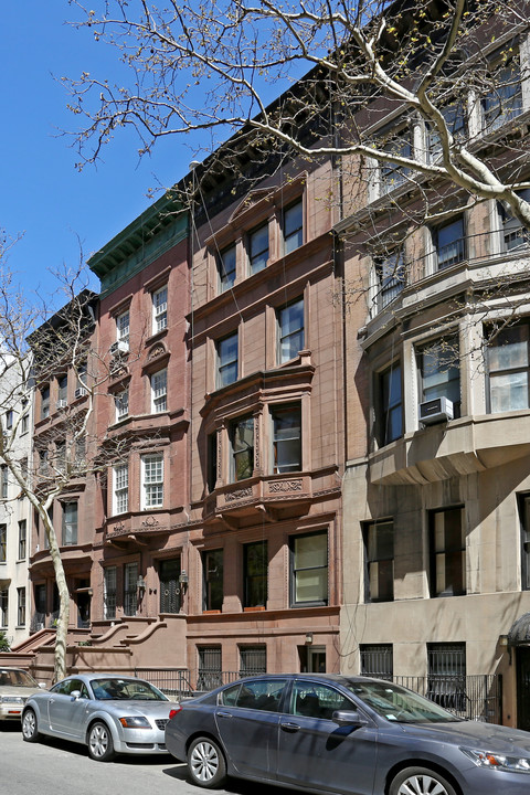 19 W 70th St in New York, NY - Building Photo