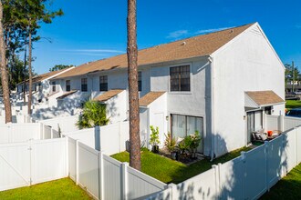 Saint Andrews Square Townhomes in Tampa, FL - Building Photo - Building Photo