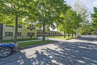 7925 S Phillips Chicago, IL 60617 in Chicago, IL - Building Photo - Building Photo