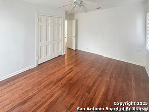 274 E Edgewood Pl in Alamo Heights, TX - Building Photo - Building Photo